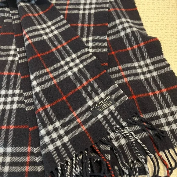 Burberry Lambswool Scarf - Picture 2 of 3